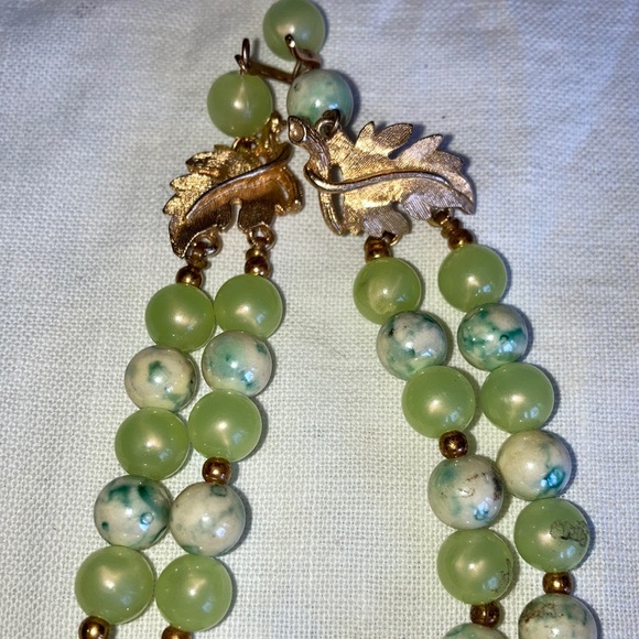VINTAGE lime green necklace beads and crystal beads w/gt findings. $25 - Picture 3 of 4
